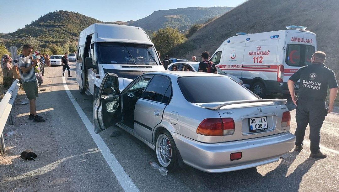 Amasya'da tarım işçilerini taşıyan minibüs ile otomobil çarpıştı: 13 kişi yaralandı