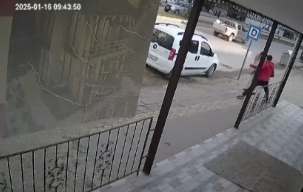 Yolda yürüyen genç kıza yumruklu saldırı - 2