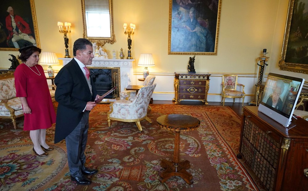 96 yaşına giren Kraliçe Elizabeth bastonu attı - 6