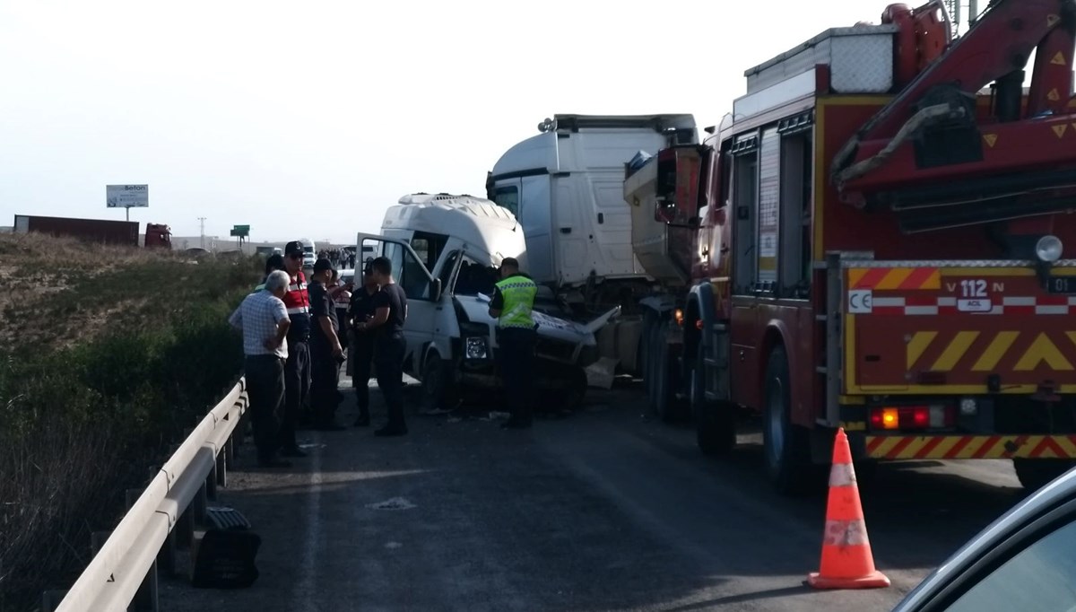 Bağlantı yolunda feci kaza: 4 ölü, 6 yaralı Bağlantı yolunda feci kaza: 4 ölü, 6 yaralı