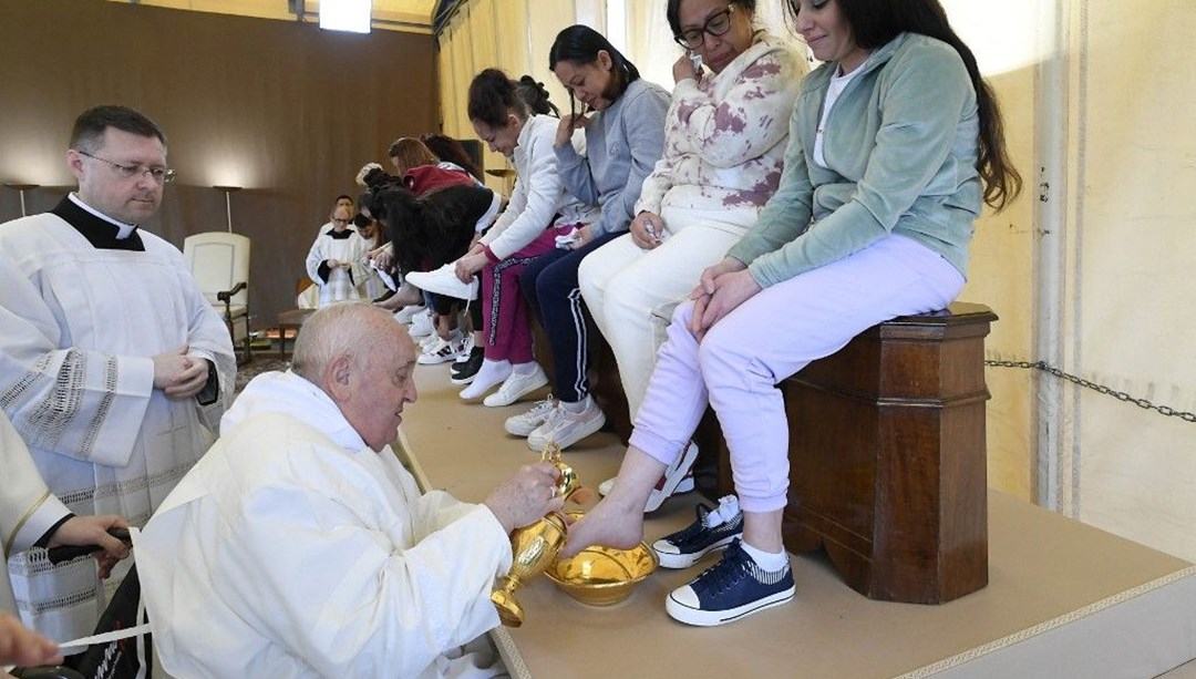 Papa Franciscus kadın mahkumların ayağını yıkadı