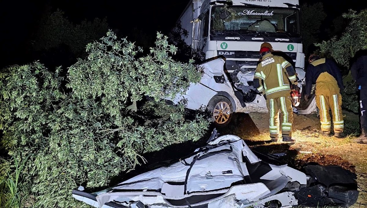 Tır otomobili biçti: 1 ölü