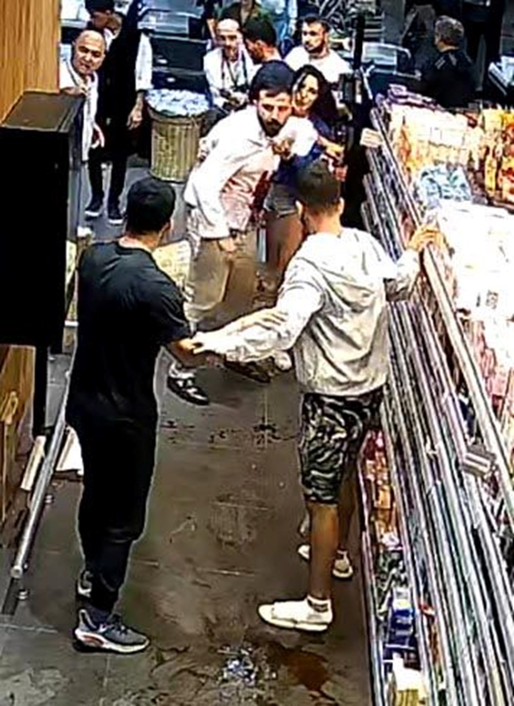İzmir’de marketteki dehşet anlarının görüntüsü ortaya çıktı |Cinayet şüphelisi: “Adam çakının üzerine düştü” - 7