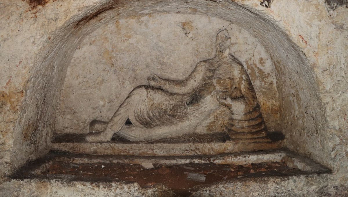 Şanlıurfa'da bir evin avlusunda bulunan kaya mezarı kayıt altına alındı Şanlıurfa'da bir evin avlusunda bulunan kaya mezarı kayıt altına alındı
