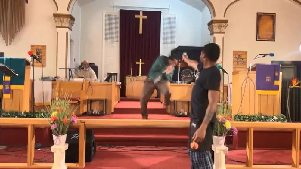 Kilisede suikast girişimi: Papaz, silah tutukluk yapınca
kurtuldu - 3