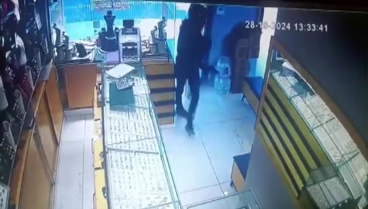 Adana’da kasklı kuyumcu soygunu: İş yeri sahibini vurup altınları topladı Adana’da kasklı kuyumcu soygunu: İş yeri sahibini vurup altınları topladı