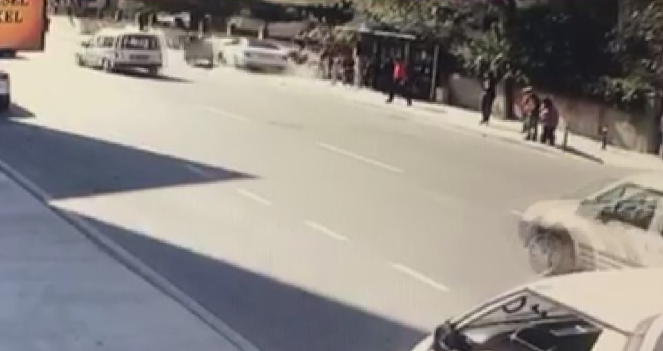İstanbul Pendik'te bir araç otobüs durağına girdi - 2