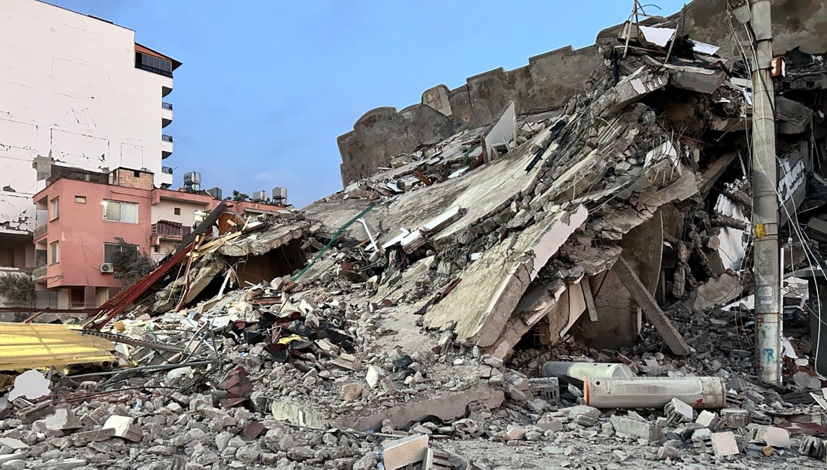 7 katlı bina korna sesiyle yerle bir oldu! Deprem oluyor sandılar