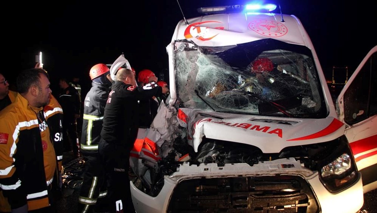 Ambulans, kamyona çarptı: 1 ölü, 4 sağlık personeli yaralı Ambulans, kamyona çarptı: 1 ölü, 4 sağlık personeli yaralı
