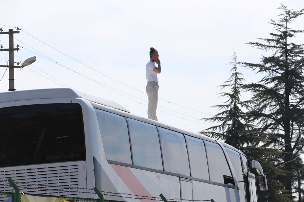 Yeşil sahada görülmemiş olay: Cezalı antrenör, takımını otobüsün üzerinden yönetti - 4