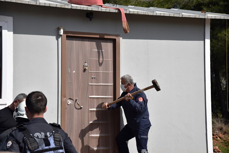 Hazine arazisindeki prefabrik evini yıktırmamak için kendini eve kapattı - 1