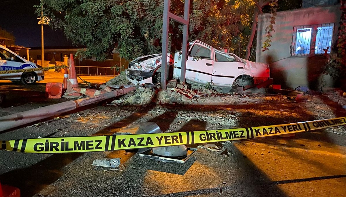Direğe çarpan otomobilde genç sürücü öldü