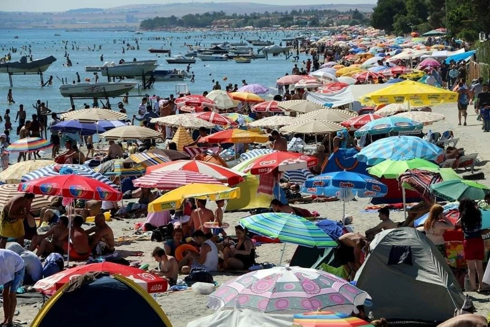 İlçenin nüfusu 1 milyona çıktı, tatilcilerden geriye tonlarca çöp kaldı - 3