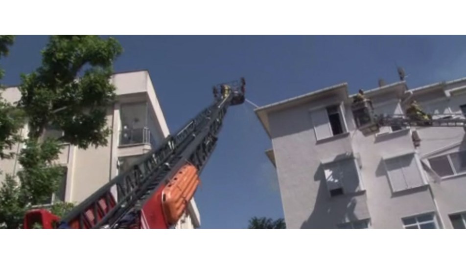 Kadıköy'de 4 katlı binada yangın