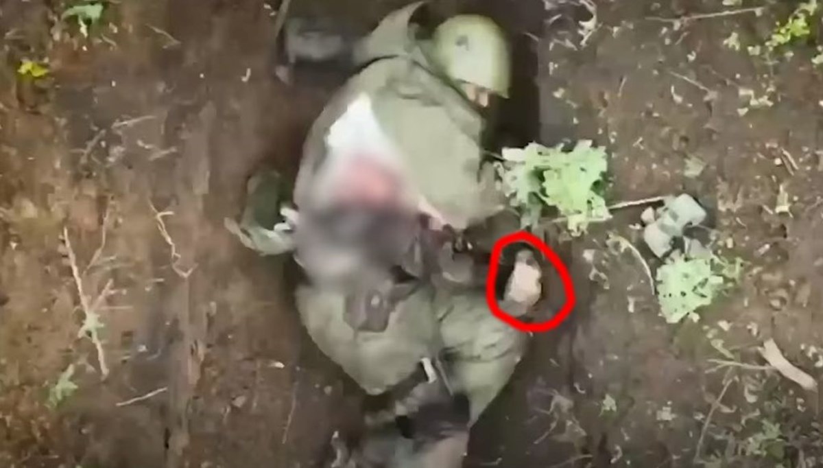 Rus askeri Ukrayna İHA'sından atılan bombaları eliyle etkisiz hale getirdi Rus askeri Ukrayna İHA'sından atılan bombaları eliyle etkisiz hale getirdi
