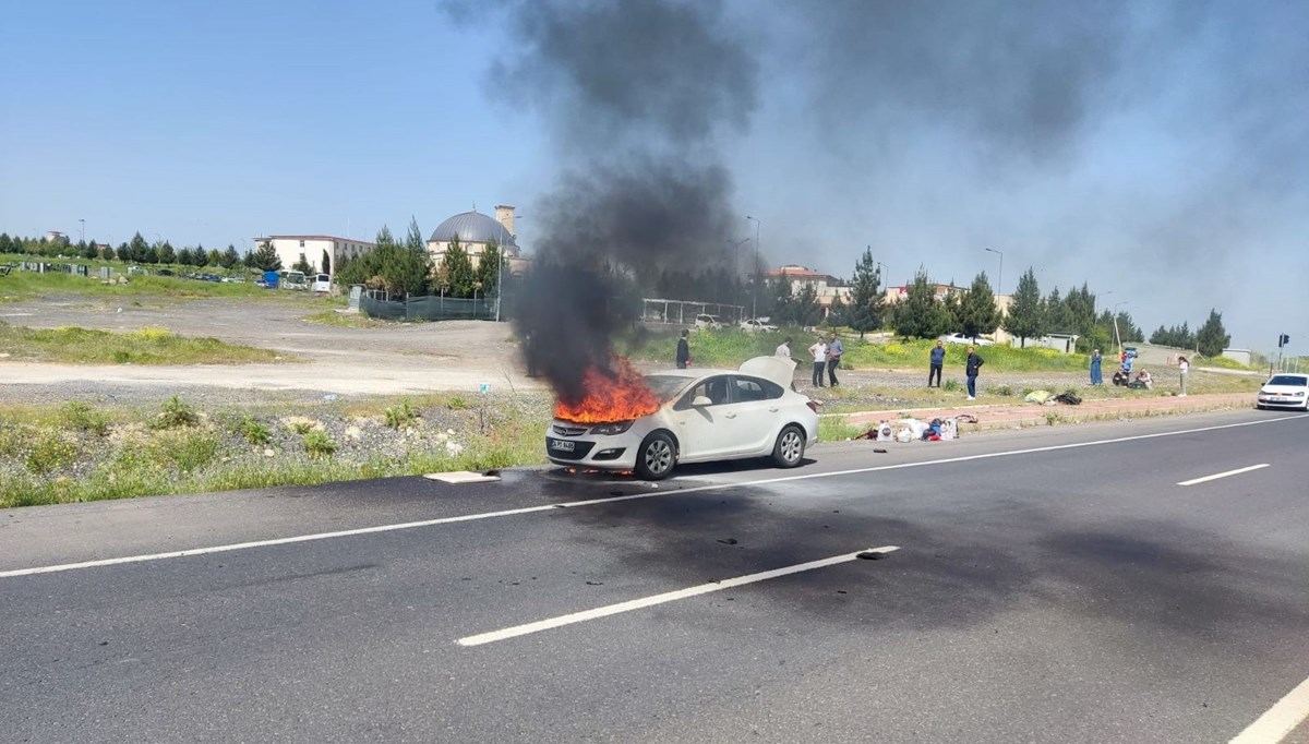 Yanan otomobile pet şişelerle müdahale Yanan otomobile pet şişelerle müdahale