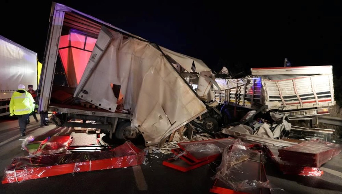 Lastiği patlayan TIR'a kamyonet çarptı: Otoyol savaş alanına döndü