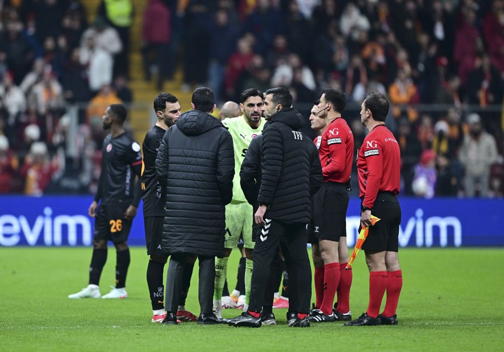 Adana Demirspor, Galatasaray maçında sahadan çekildi: Mücadele tatil edildi! - 17