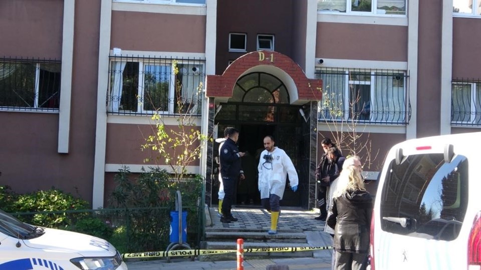 İstanbul'da sitede yangın: 1 ölü - 1