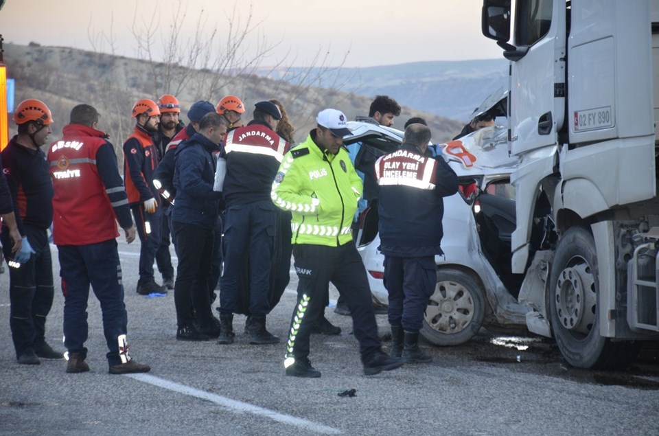 Adıyaman'da feci kaza: Yakıt tankeri ile otomobilin çarpışmasında dört kişi öldü - 1