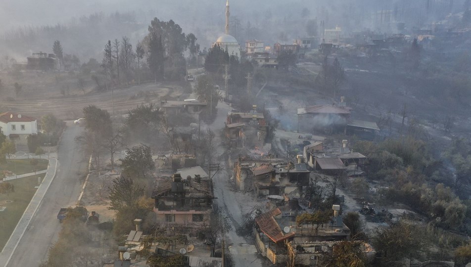 Manavgat'taki yangın evleri kül etti
