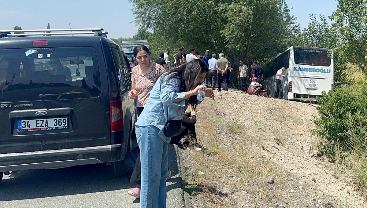 Iğdır'da yolcu otobüsü mısır tarlasına girdi: 2'si ağır 14 yaralı Iğdır'da yolcu otobüsü mısır tarlasına girdi: 2'si ağır 14 yaralı
