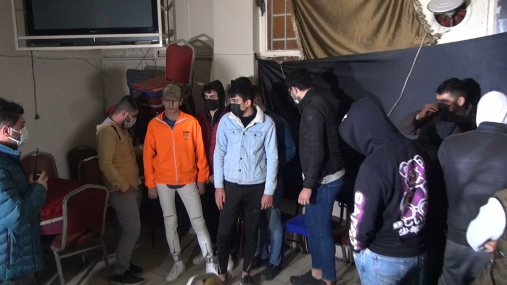 Duvarını delerek girdikleri kafede oyun oynayan gençlere ceza - 1