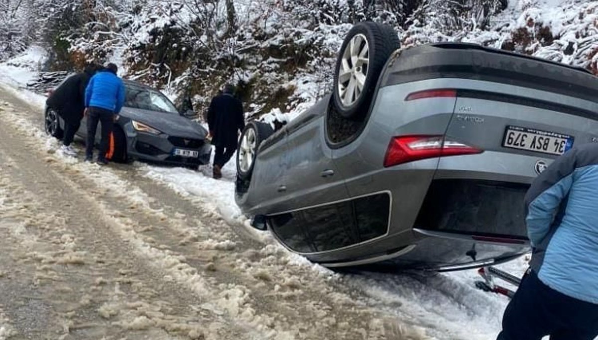 Uludağ yolu çarpışan otomobil pistine döndü!