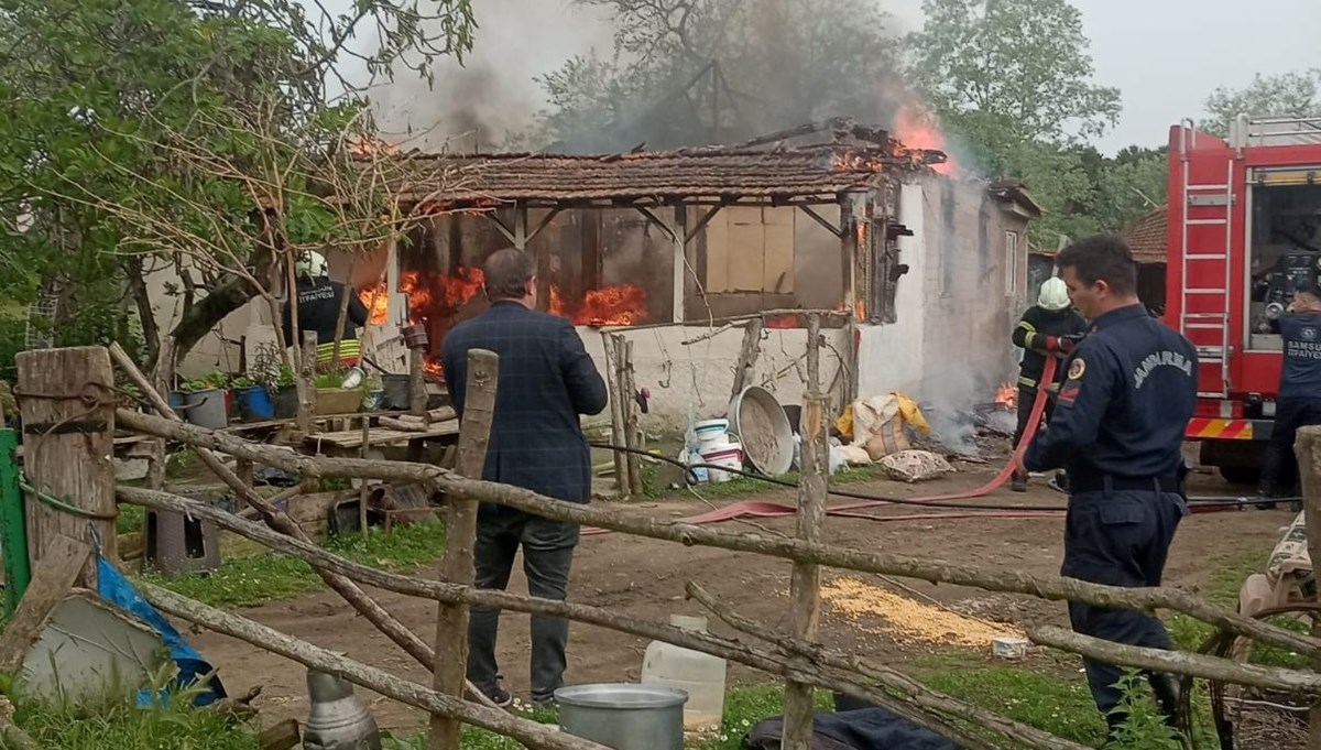 Yangında ev küle döndü Yangında ev küle döndü