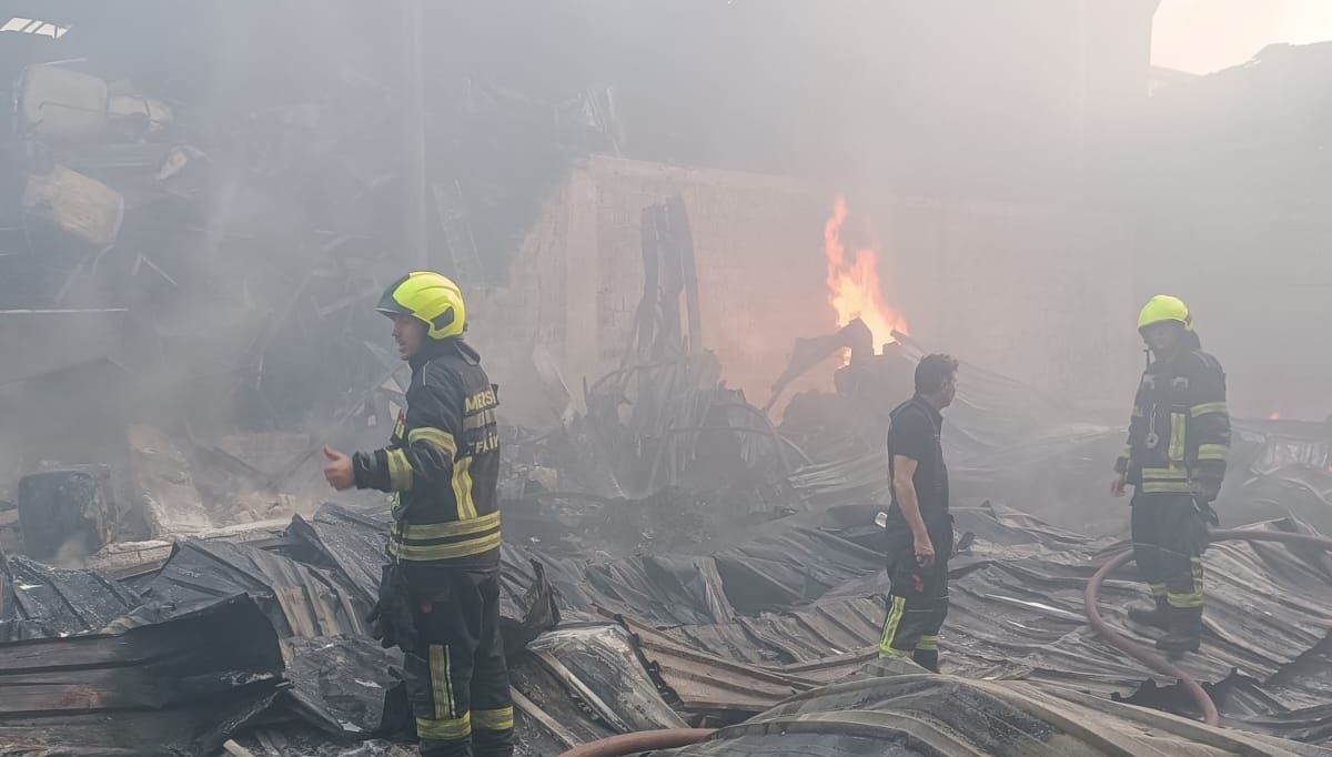 Mersin'de geri dönüşüm tesisinde yangın