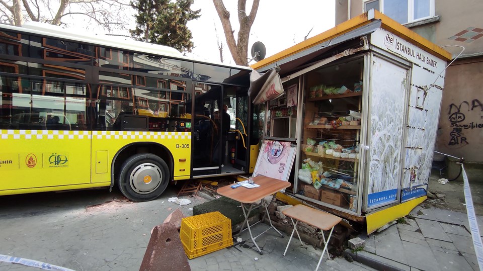 İstanbul'da İETT otobüsü halk ekmek büfesine çarptı - 1