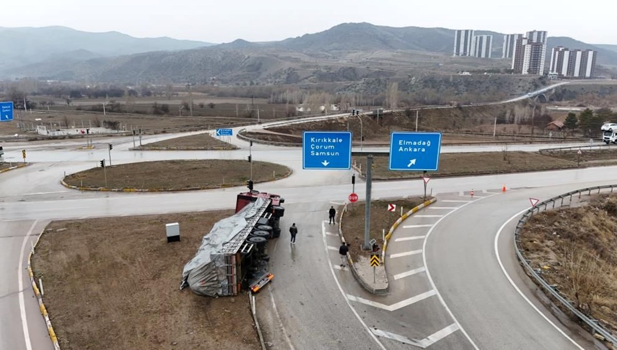 Kontrolden çıkan TIR devrildi Kontrolden çıkan TIR devrildi
