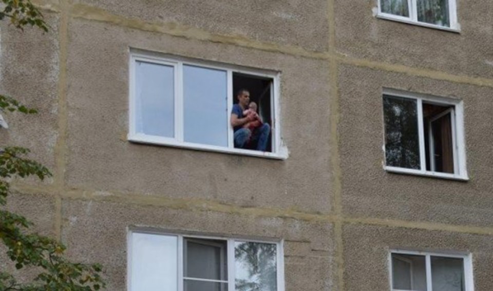Babasının camdan atmak istediği bebeği polis kurtardı - 1