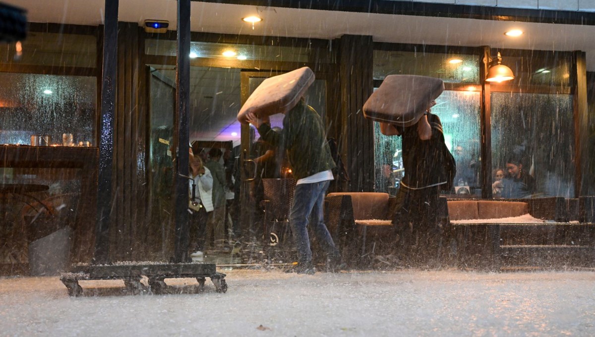 Antalya ve Muğla'yı fırtına vurdu: Cadde ve sokaklar göle döndü