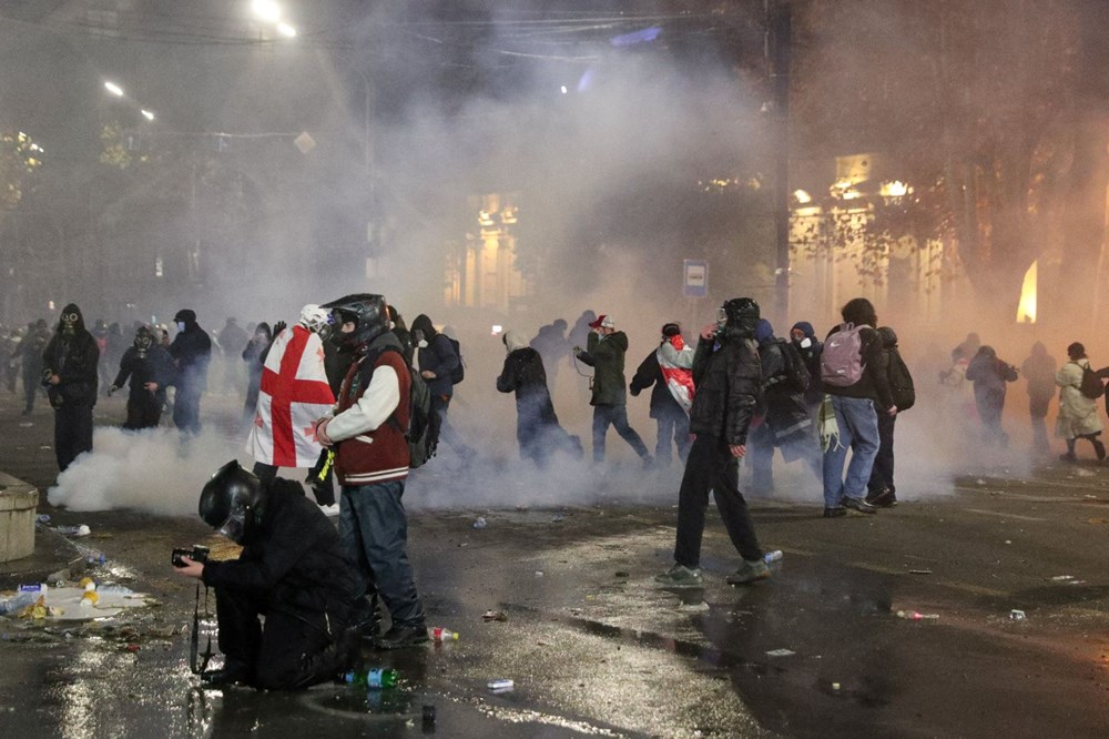 Gürcistan'da gösteriler devam ediyor:  Protestocular parlamento binasına havai fişekle saldırdı - 21