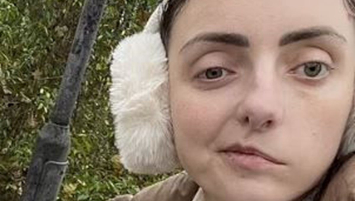 Dünyada nadir görülen hastalığa yakalandı: Göz seyirmesi ilk belirtisiymiş, yüzünün yarısı felç kaldı Dünyada nadir görülen hastalığa yakalandı: Göz seyirmesi ilk belirtisiymiş, yüzünün yarısı felç kaldı