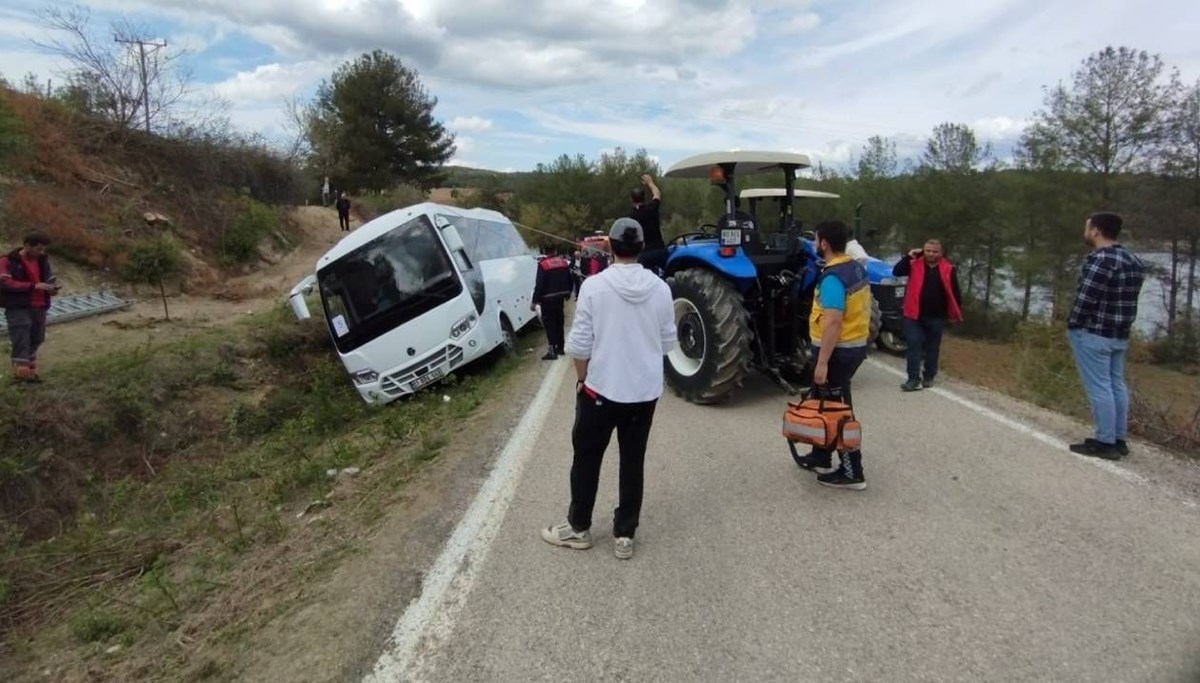 Öğrencileri taşıyan otobüs devrildi