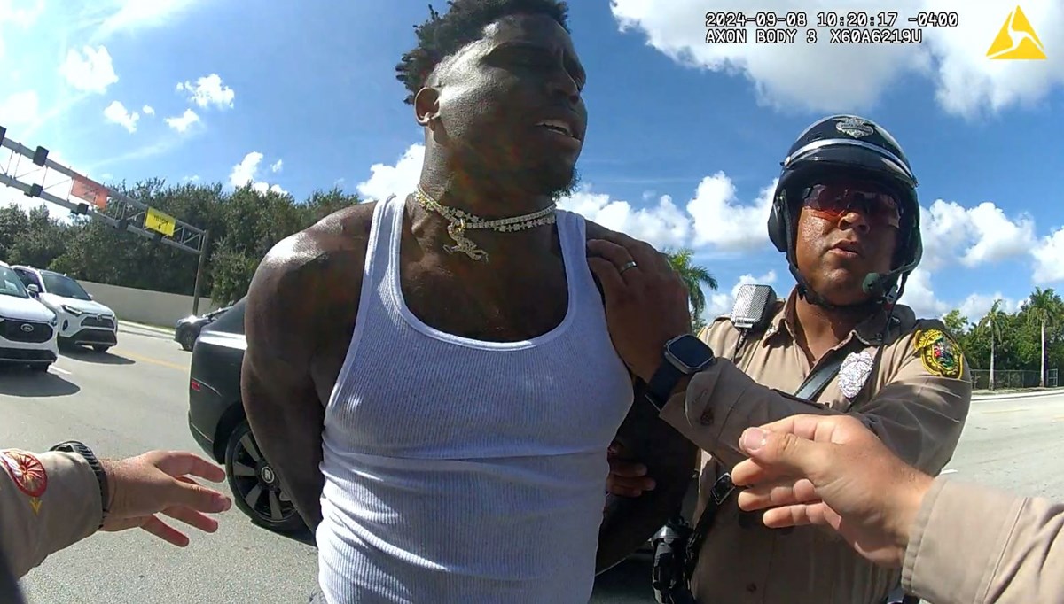 Yeni görüntü: NFL yıldızı Tyreek Hill'in gözaltı anı Yeni görüntü: NFL yıldızı Tyreek Hill'in gözaltı anı