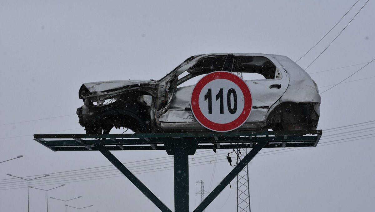 Erzurum’da sürücülere hasarlı araçlarla uyarı