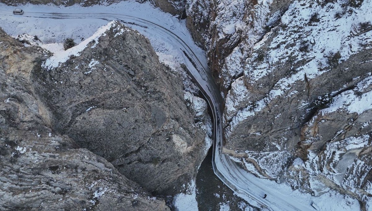 Korku dolu yol: Kayaların arasından iki araç zor geçiyor Korku dolu yol: Kayaların arasından iki araç zor geçiyor