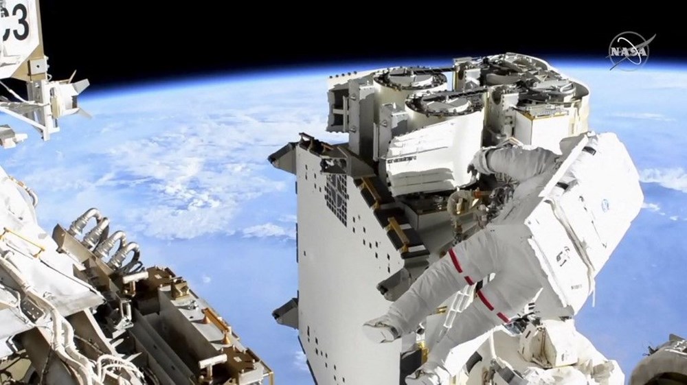 Astronotların 6 saatlik uzay yürüyüşü tamamlandı: Nefes kesen kareler - 1