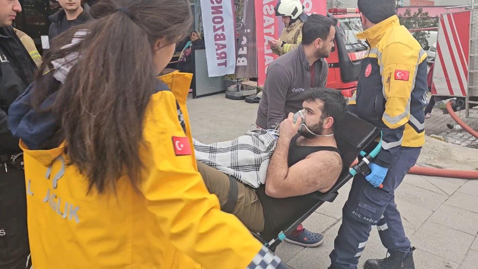 Fatih'te 6 katlı binada yangın paniği - 1