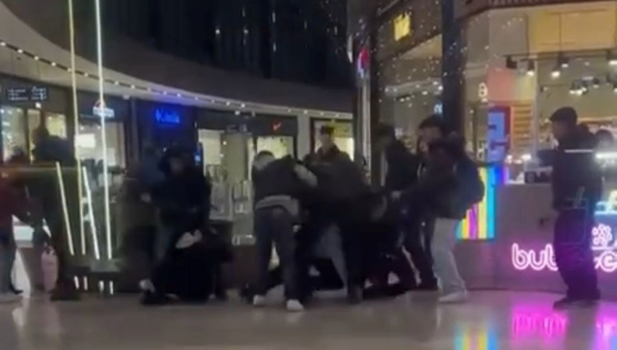 Tartışma kavgaya dönüştü, AVM karıştı Tartışma kavgaya dönüştü, AVM karıştı
