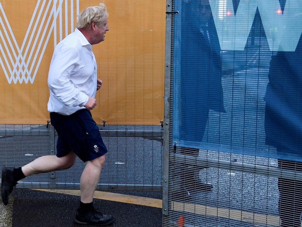İngiltere Başbakan Boris Johnson'ı koşusunu konuşuyor - 2