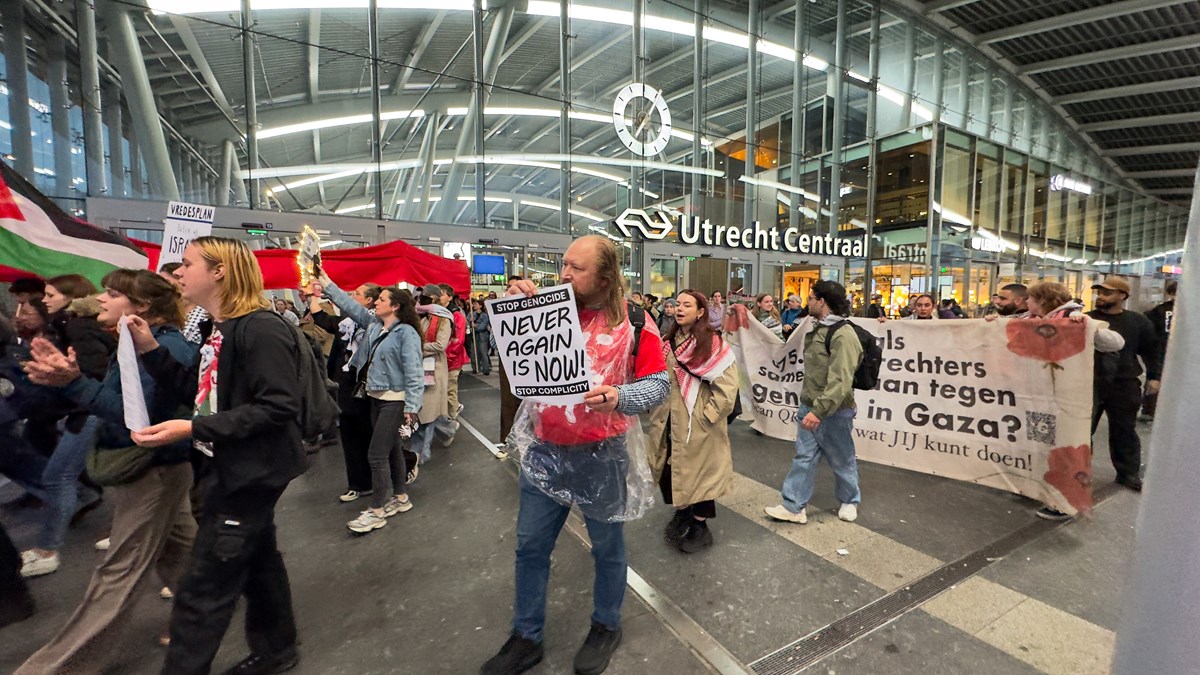 Utrecht tren istasyonundaki eyleme yüzlerce kişi katıldı. Utrecht tren istasyonundaki eyleme yüzlerce kişi katıldı.