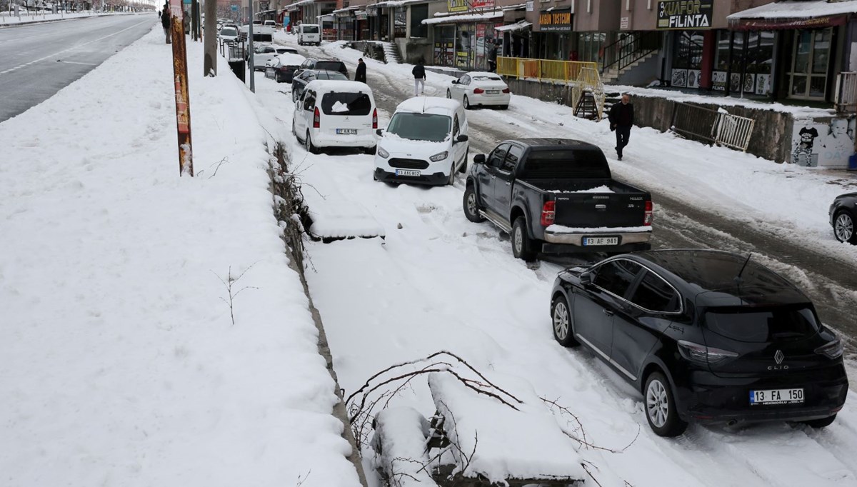 Bitlis'te kar etkili oldu, 100 yerleşim yerine ulaşım durdu