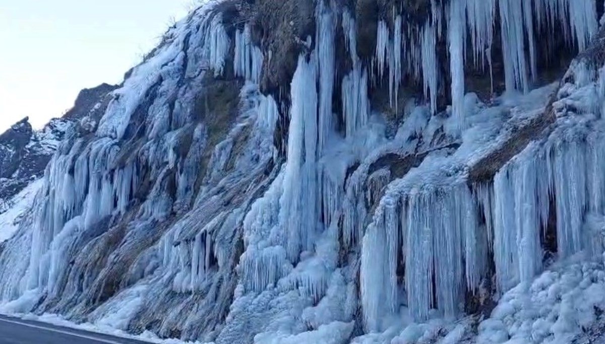 Tunceli'de 'Ağlayan Kayalar' dondu Tunceli'de 'Ağlayan Kayalar' dondu