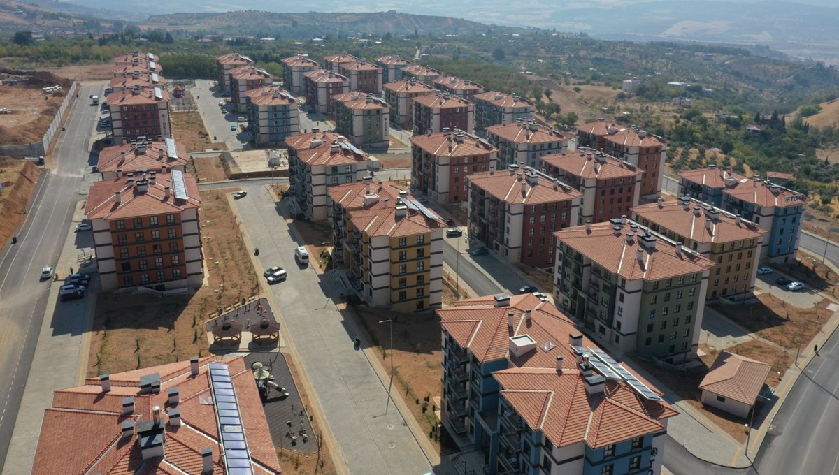 Depremin merkez üssünde binlerce afetzede konutlarının anahtarını teslim aldı