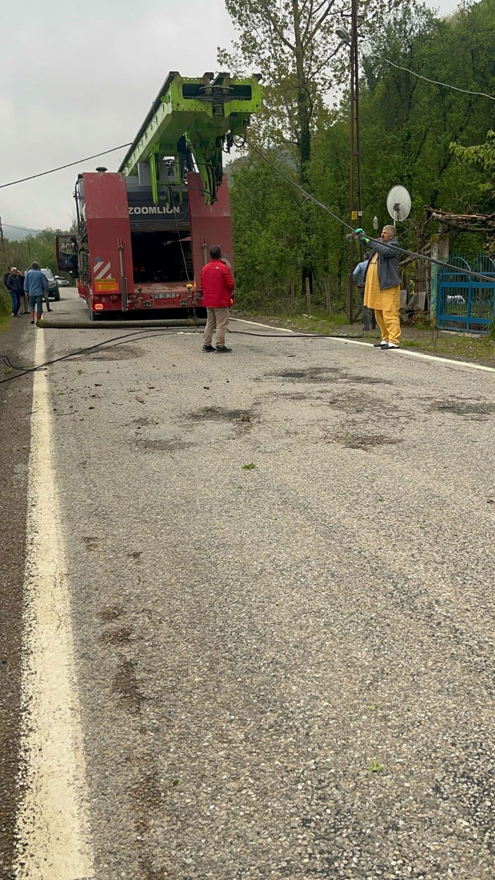 Bartın'da tellere takılan tır interneti çökertti 73