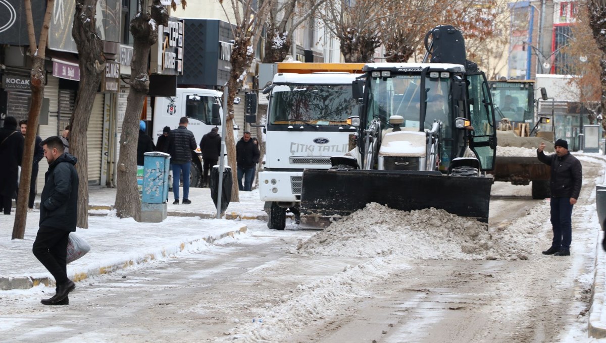 Van'da kar yağışı: 255 yerleşim yeri ulaşıma kapandı